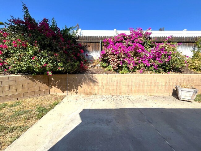 Building Photo - 3 bed, 2 bath located in Riverside!