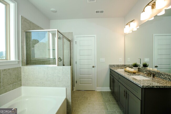 Building Photo - 452 Hellen Vly Dr