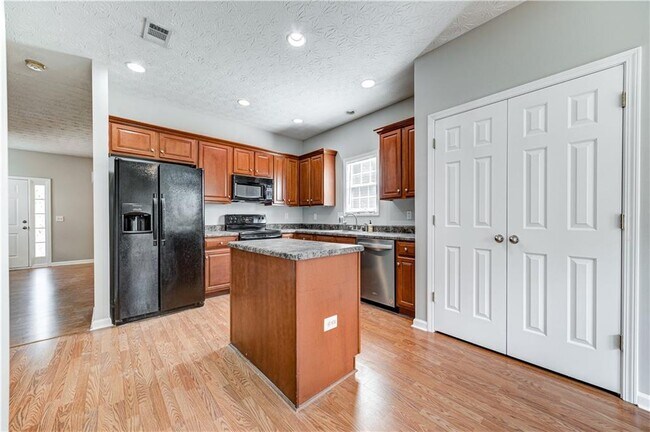 Building Photo - 4768 Sylvan St