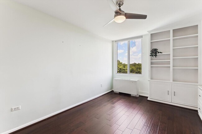 Building Photo - Great 2 Bedroom 2 Bath in Van Ness DC!