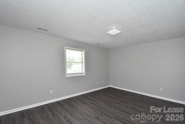 Building Photo - 166 Glen-Gar Dr