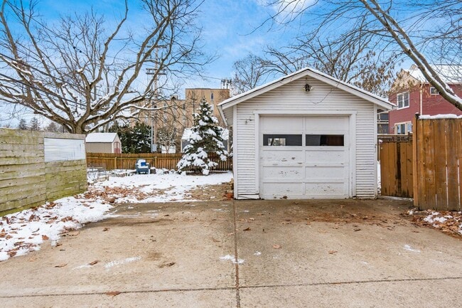 Building Photo - 51 E Schreyer Pl