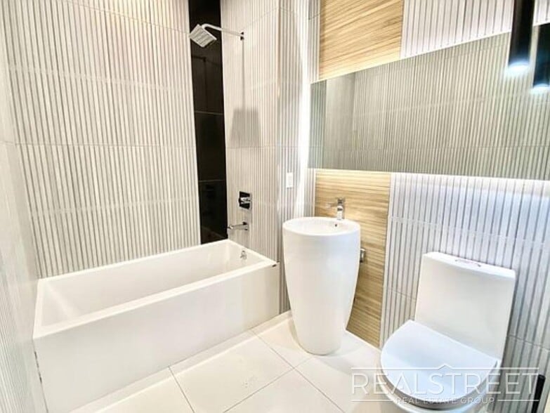 Building Photo - Gorgeous New 3 Bed 1.5 Bath Near Prospect ...