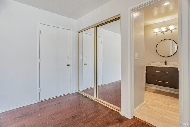 Building Photo - 363 Eden Roc Dr