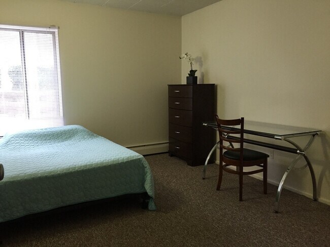 Building Photo - 912 S Forest Ave