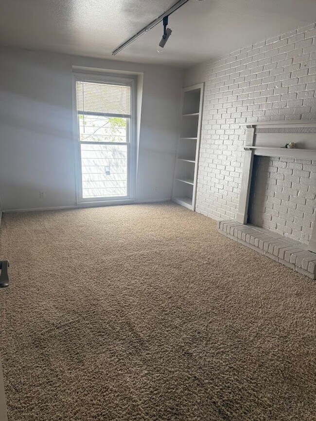 Building Photo - San Pedro Square - West Campus - Townhome - Old School Luxery - W/D - Fireplace - Updated Kitchen...