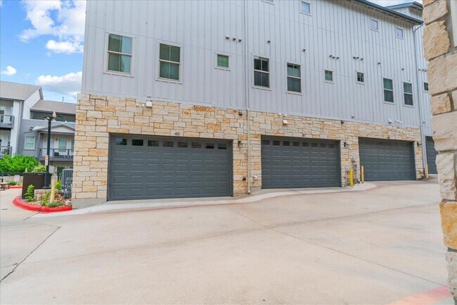 Building Photo - 2520 Bluebonnet Ln