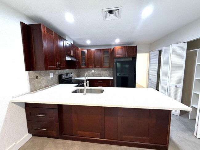 Building Photo - 4019 Woodside Dr
