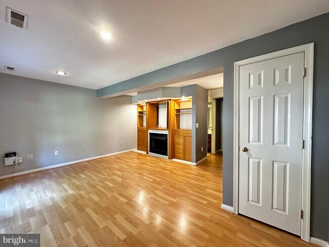 Building Photo - 9799 Mock Orange Ct