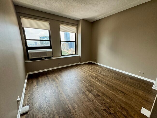 Building Photo - 600 S Dearborn St