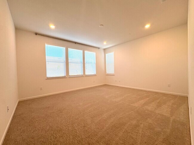 Building Photo - Beautiful Solar Home For Rent in Lincoln
