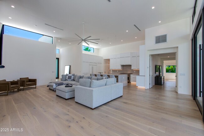 Building Photo - 4002 E Avalon Dr
