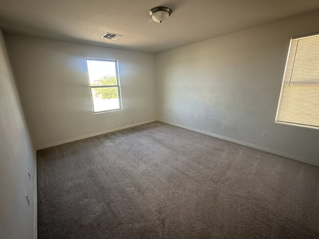 Building Photo - 226 W Watson Ct