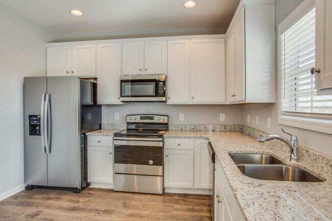 Building Photo - ***  COMING SOON!   ***  Stylish and comfo...