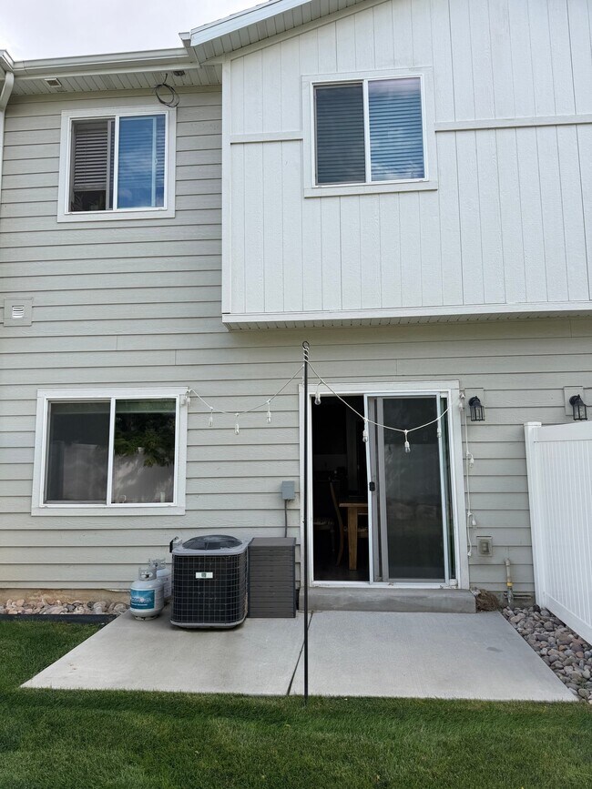 Building Photo - 382 E 1850 N