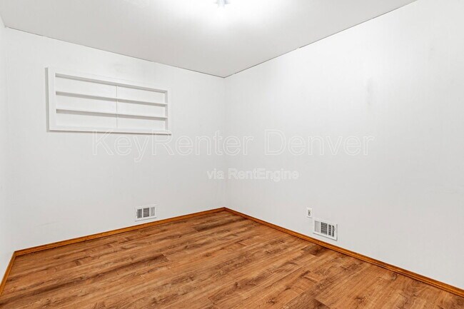 Building Photo - 400 Lily Ln
