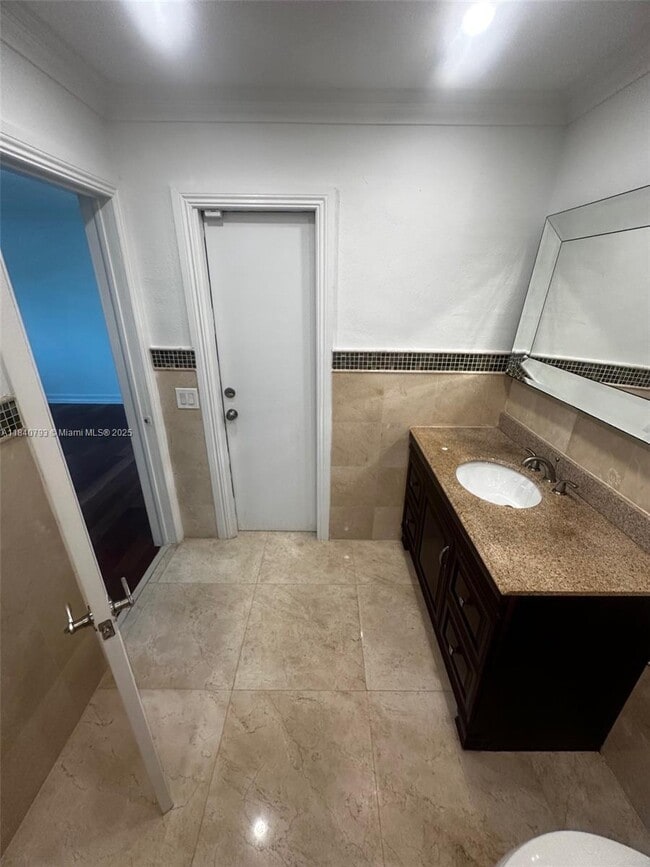 Building Photo - 3 bedroom in Hollywood FL 33021