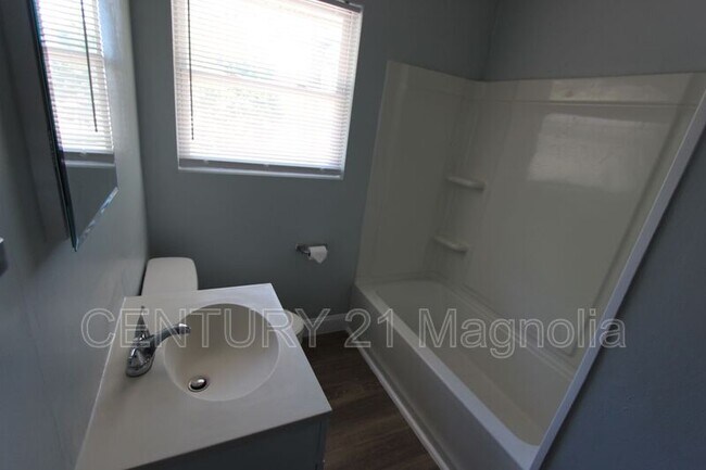 Building Photo - 2071 Fernwood Cir