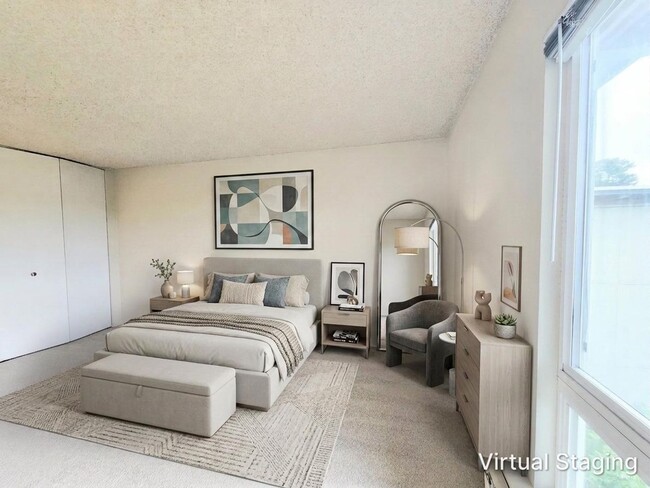 Building Photo - Top floor Woodlake condo, corner location