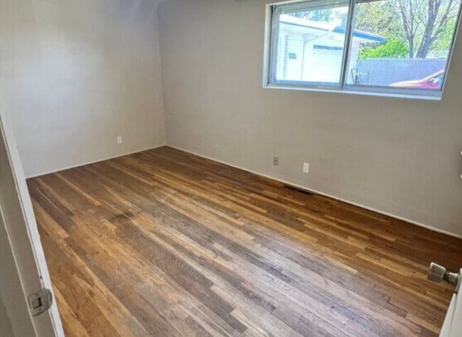 Building Photo - "Charming 2-Bedroom Oasis in Boise's Heart...