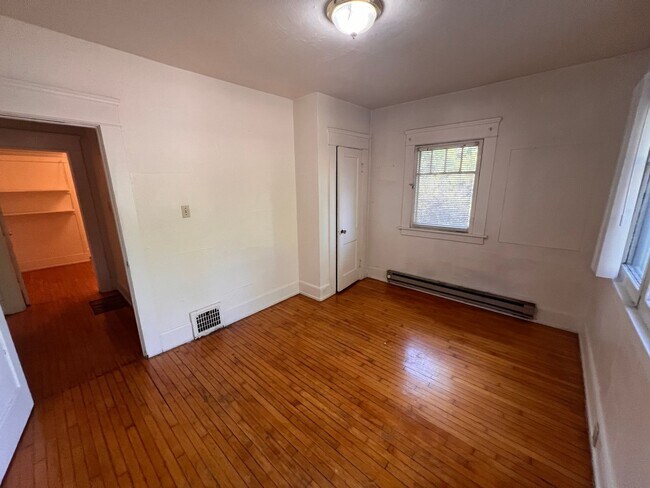 Building Photo - Vintage 3BD Home w/ Single Car Garage!