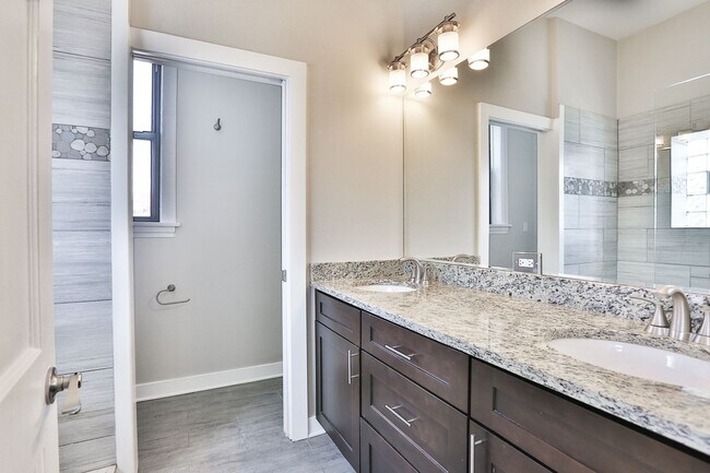 Building Photo - HUGE 5BED/2 bath in Wicker Park! Designer ...