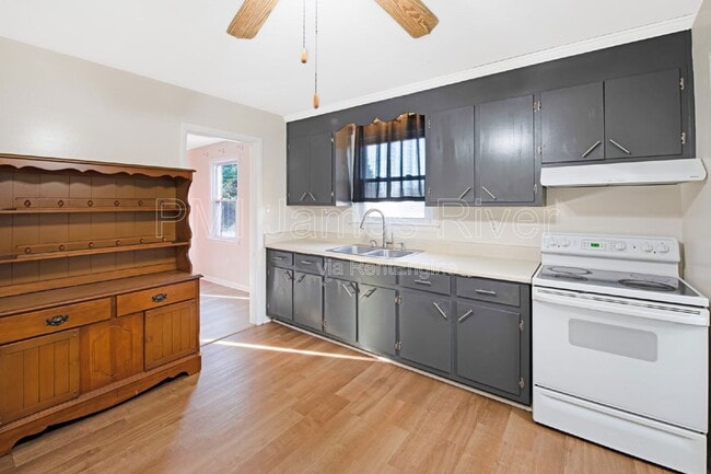 Building Photo - 919 Laurel Rd