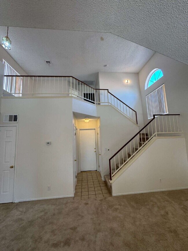 Building Photo - 3 Bed, 2 1/2 Bath Henderson