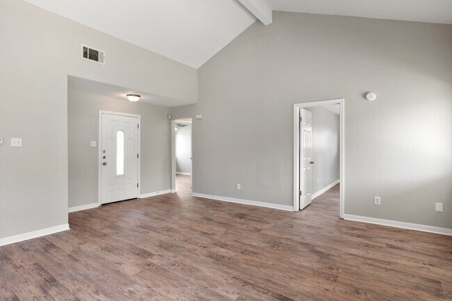 Building Photo - Move in by August 10th and receive a $250 ...
