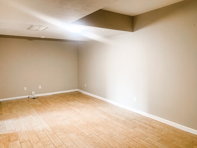 Building Photo - 118 Redbud Dr