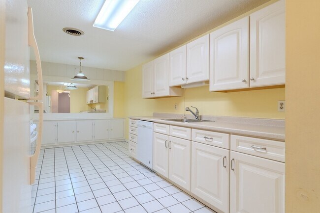 Building Photo - 255 North Rd