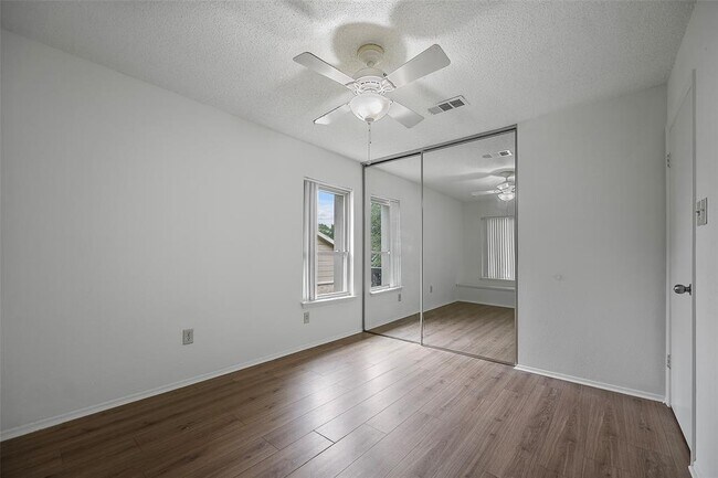Building Photo - 2387 Crescent Park Dr
