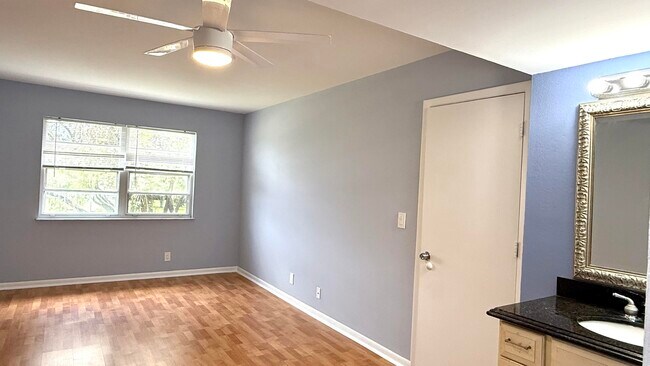 Building Photo - 1532 SE Royal Green Cir