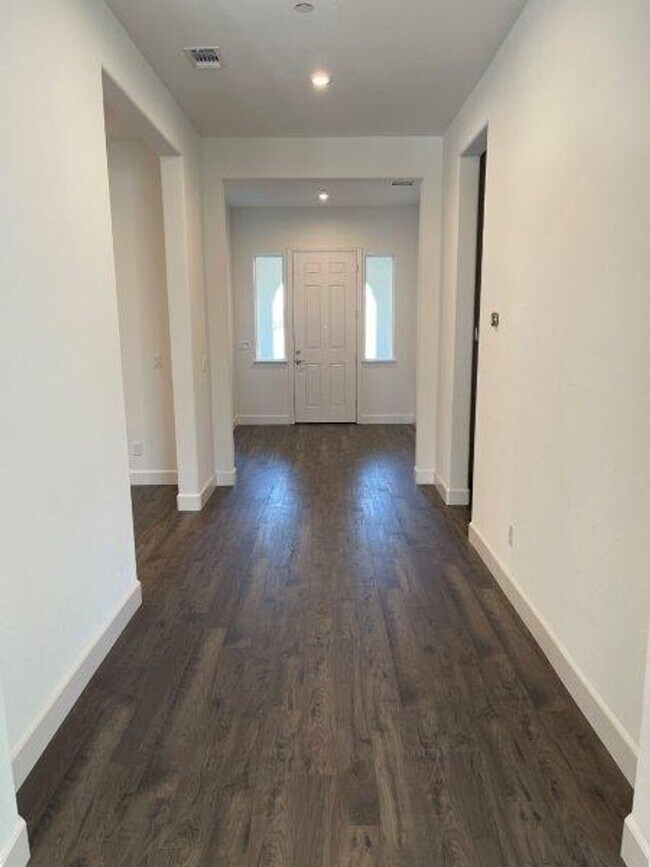 Building Photo - Fabulous Single Level 4 Bedroom in 95757