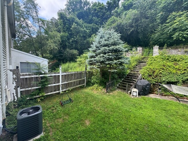 Building Photo - Spacious 3 bedroom 2.5 bathroom Duplex