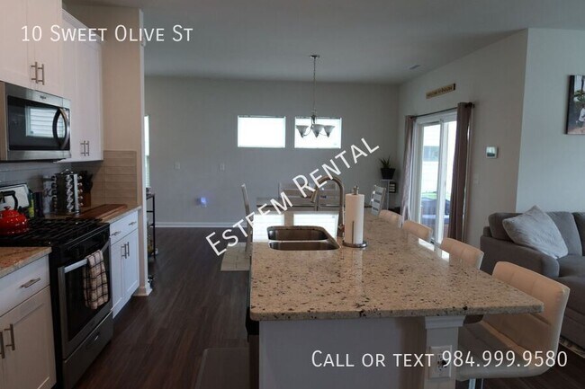 Building Photo - 10 Sweet Olive St