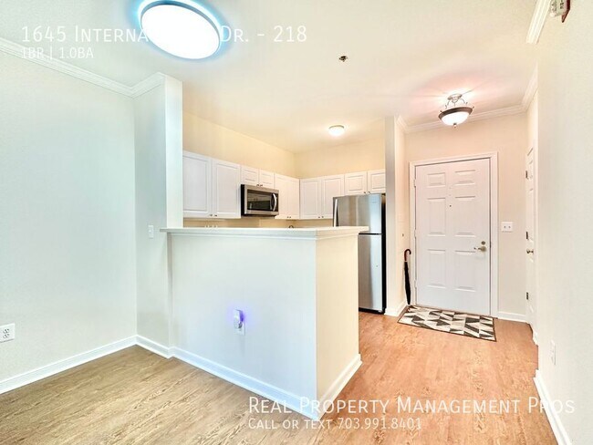 Building Photo - 1645 International Dr