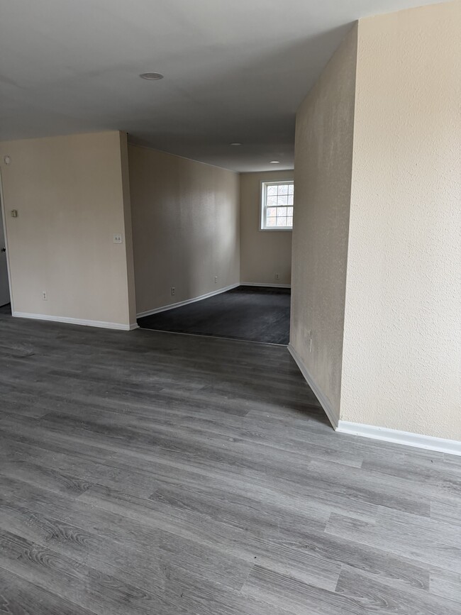 Building Photo - 458 S Float Ave