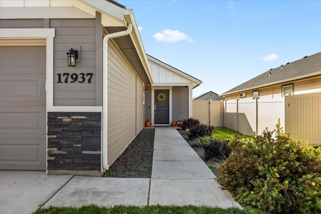 Building Photo - Perfect Location 3 Bed 2 Bath Home with SO...