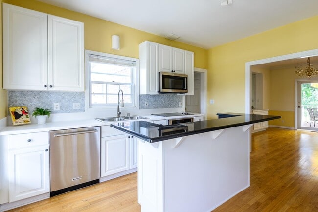 Building Photo - W280N1690 Golf View Dr