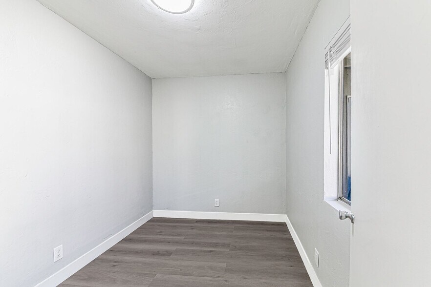 Building Photo - 811 Gardenia Ave