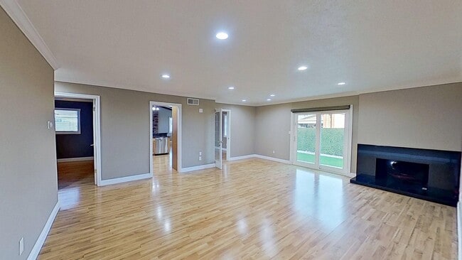 Building Photo - 5517 Thelma Ave