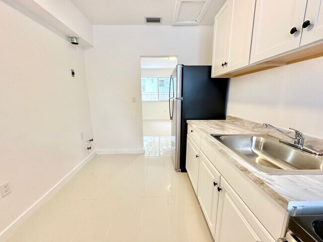 Building Photo - Freshly remodelled 2bed/1bath in a duplex ...