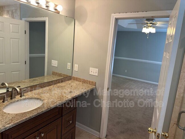 Building Photo - 6033 Queens Walk Ct