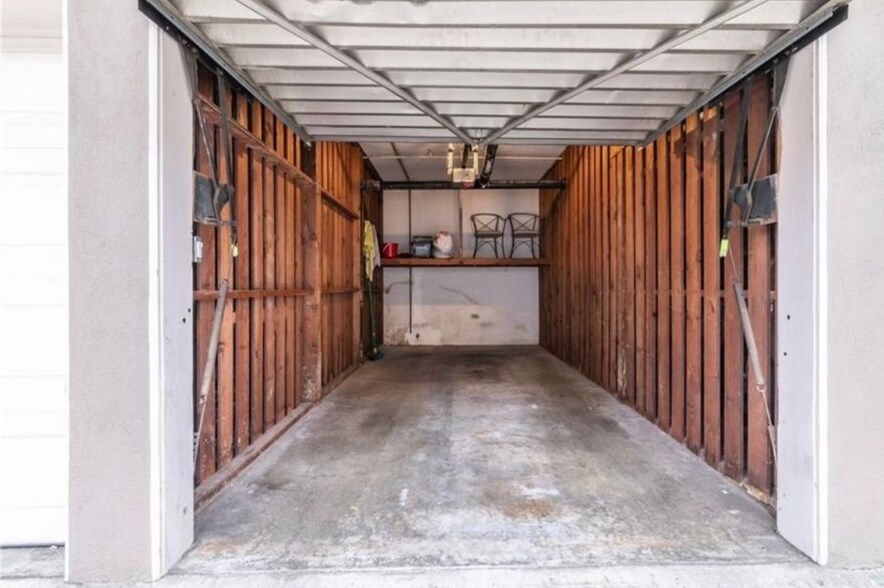 Building Photo - 933 E 1st St