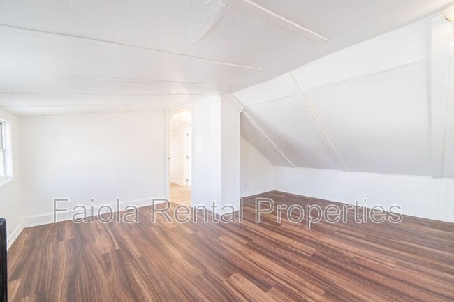 Building Photo - 426 W Peach St