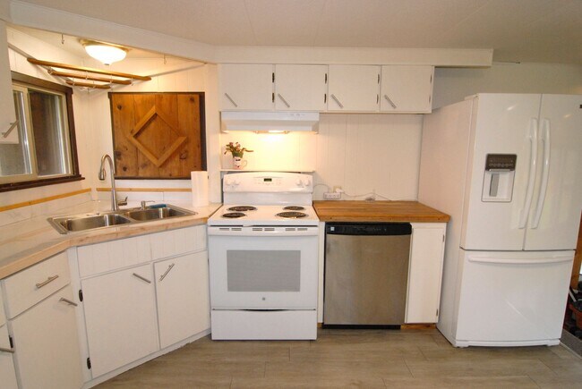 Building Photo - Riverfront property in Coast Range