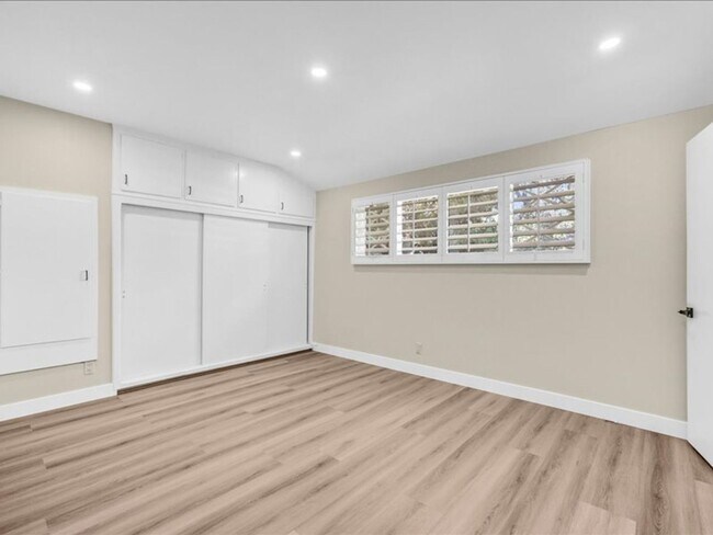 Building Photo - Welcome to this charming 3-bedroom, 2-bath...