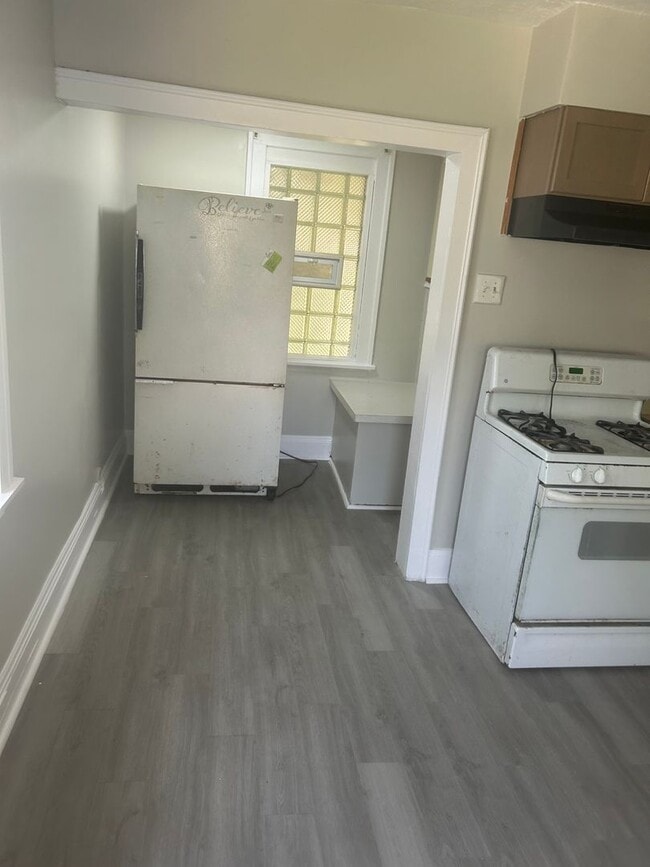 Building Photo - Section 8 Accepted! Cozy 3-bedroom home, p...