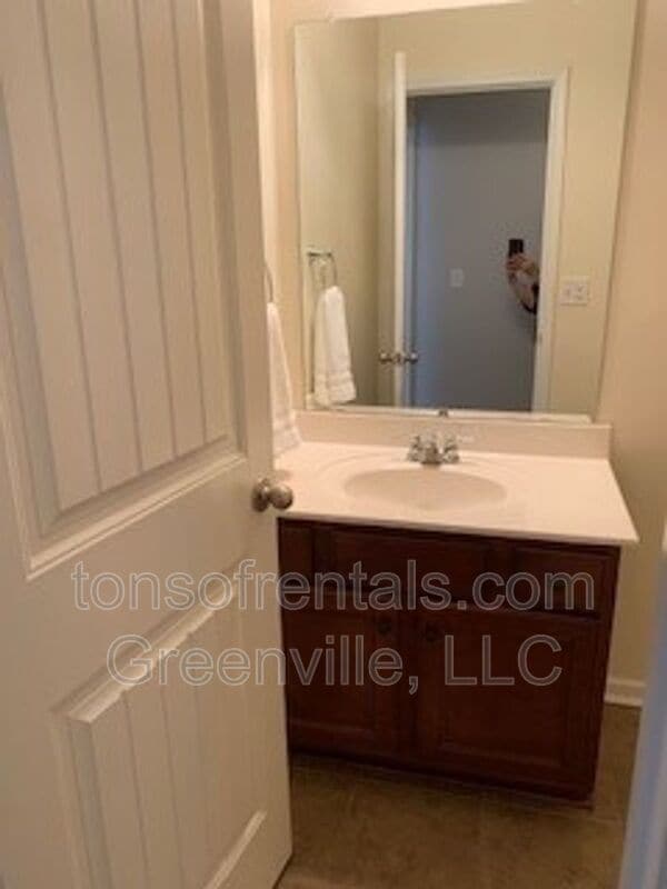 Building Photo - 205 Silver Hawk Dr